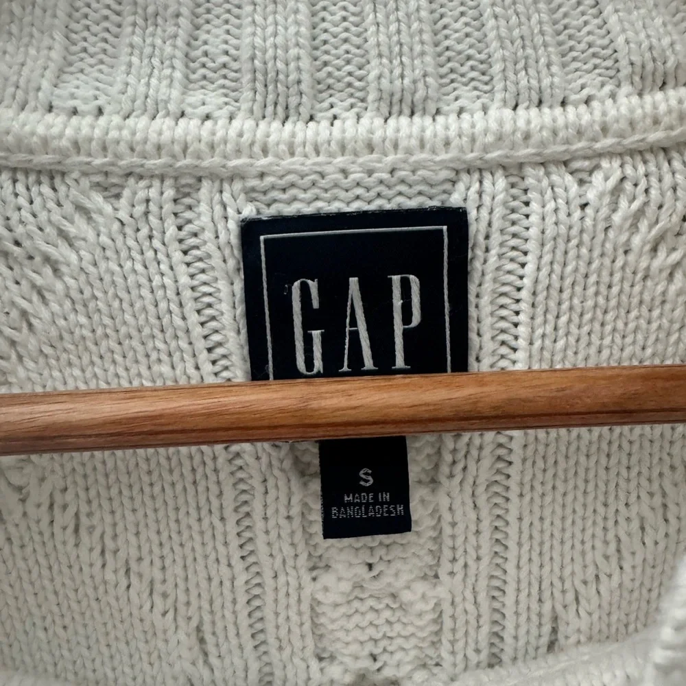 Classic Gap White Cable Knit Sweater - Picture 4 of 10